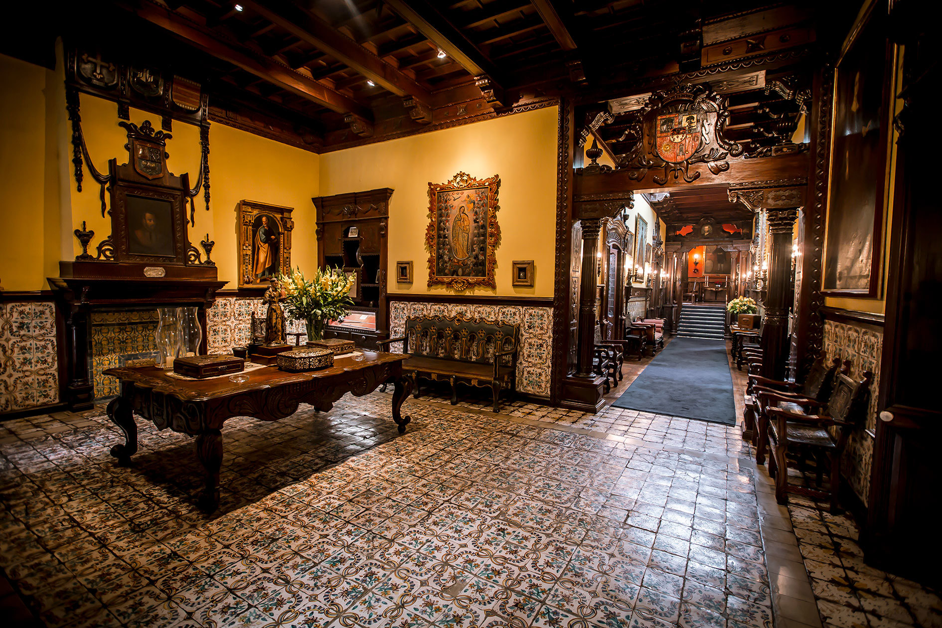 Visit Casa Aliaga