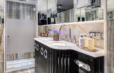 S.S. La Venezia bathroom