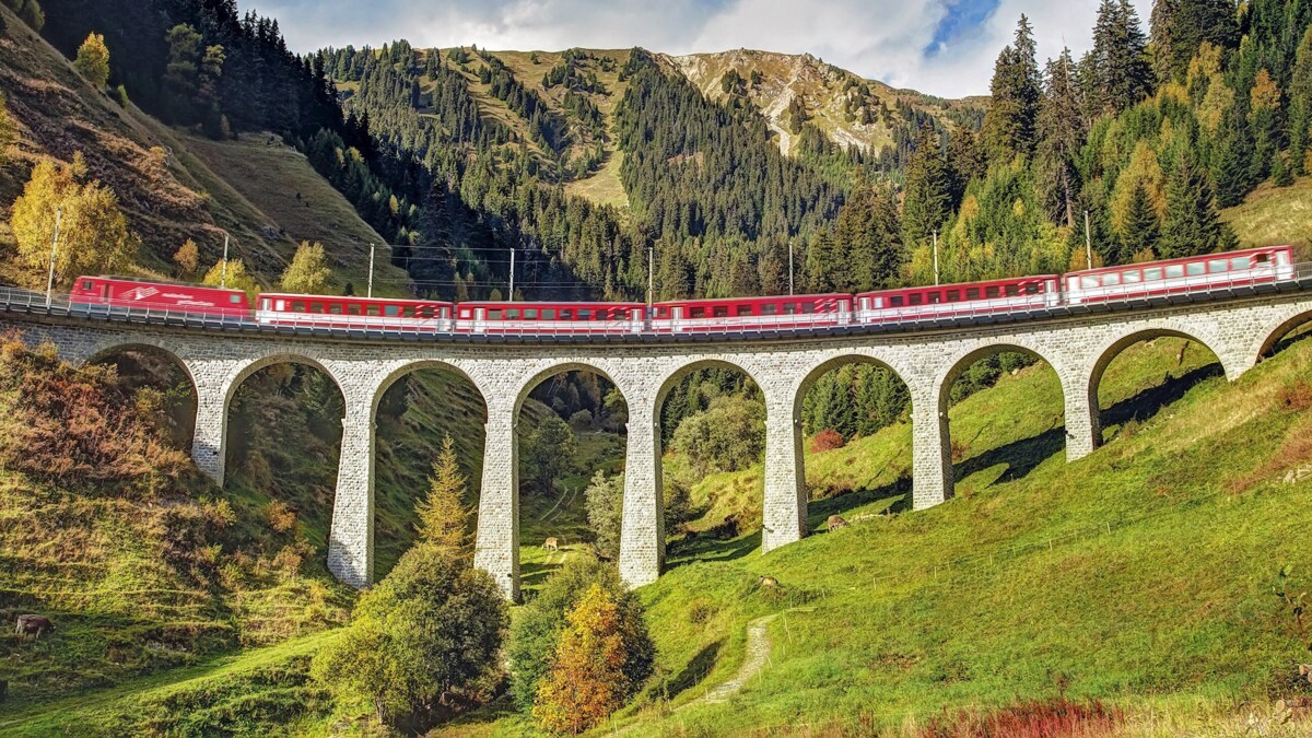 Cruise & Land: Delight in Switzerland & The Rhine