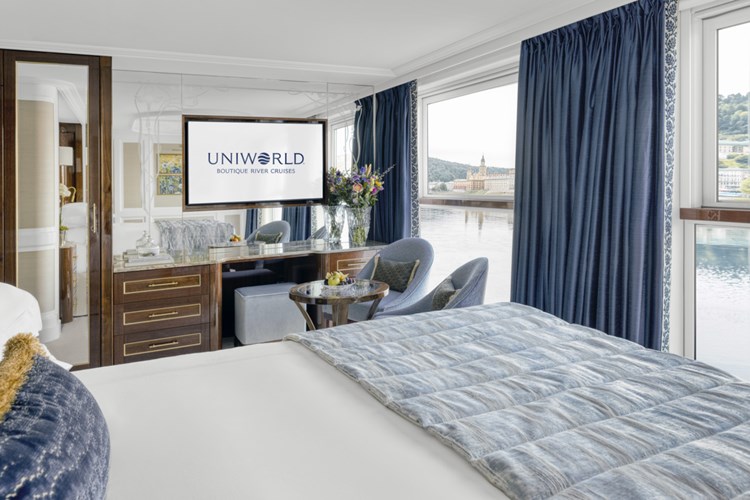 Suite 407  S.S. Emilie 